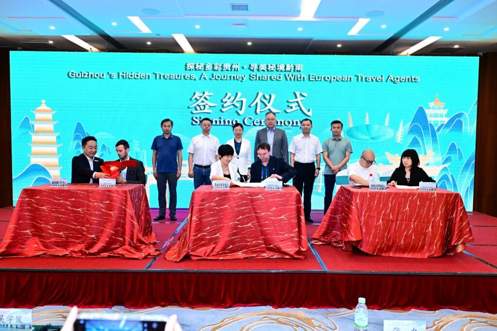 Irishman Pat McCarthy Signs Memorandum of Understanding with Guizhou Provincial Authorities